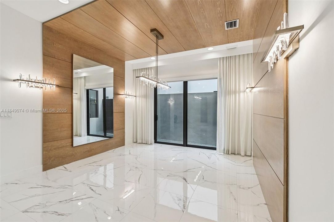 Недавно продано: $2,999,000 (5 спален, 5 ванн, 5330 Квадратных фут)