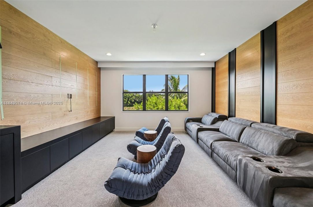 Недавно продано: $2,999,000 (5 спален, 5 ванн, 5330 Квадратных фут)