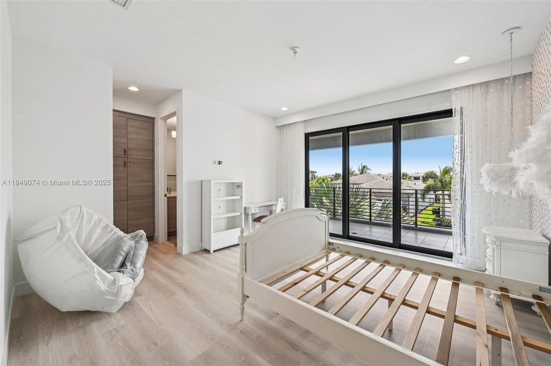 Недавно продано: $2,999,000 (5 спален, 5 ванн, 5330 Квадратных фут)