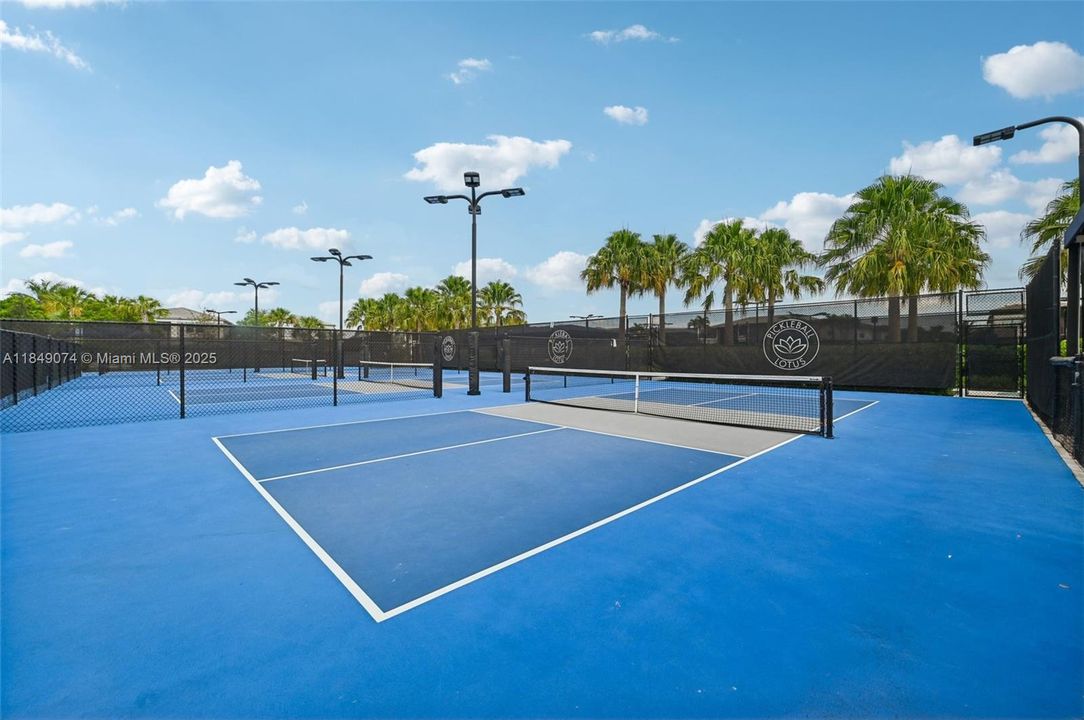 Недавно продано: $2,999,000 (5 спален, 5 ванн, 5330 Квадратных фут)