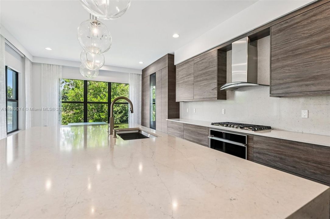 Недавно продано: $2,999,000 (5 спален, 5 ванн, 5330 Квадратных фут)