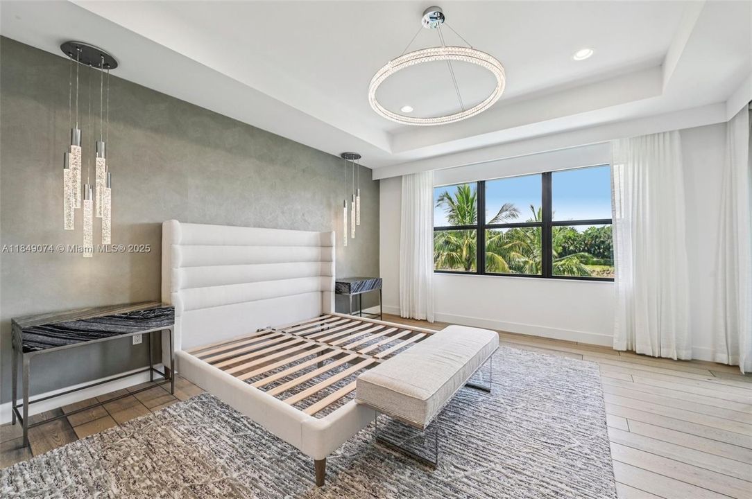 Недавно продано: $2,999,000 (5 спален, 5 ванн, 5330 Квадратных фут)