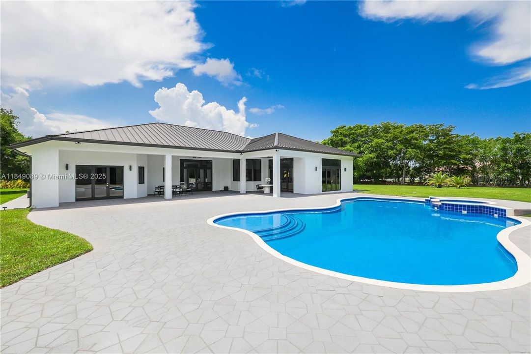 待售: $3,850,000 (7 贝兹, 8 浴室, 5027 平方英尺)