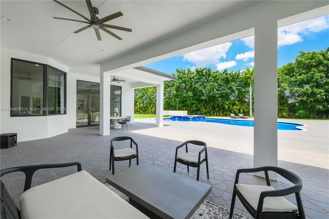 待售: $3,850,000 (7 贝兹, 8 浴室, 5027 平方英尺)