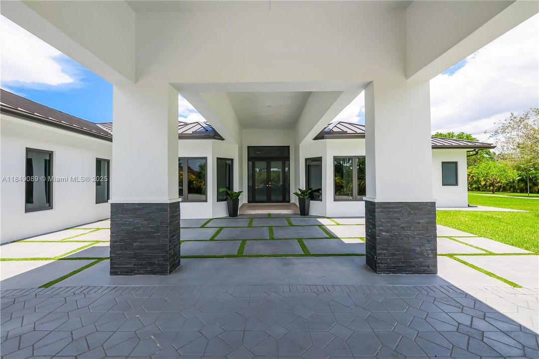 待售: $3,850,000 (7 贝兹, 8 浴室, 5027 平方英尺)