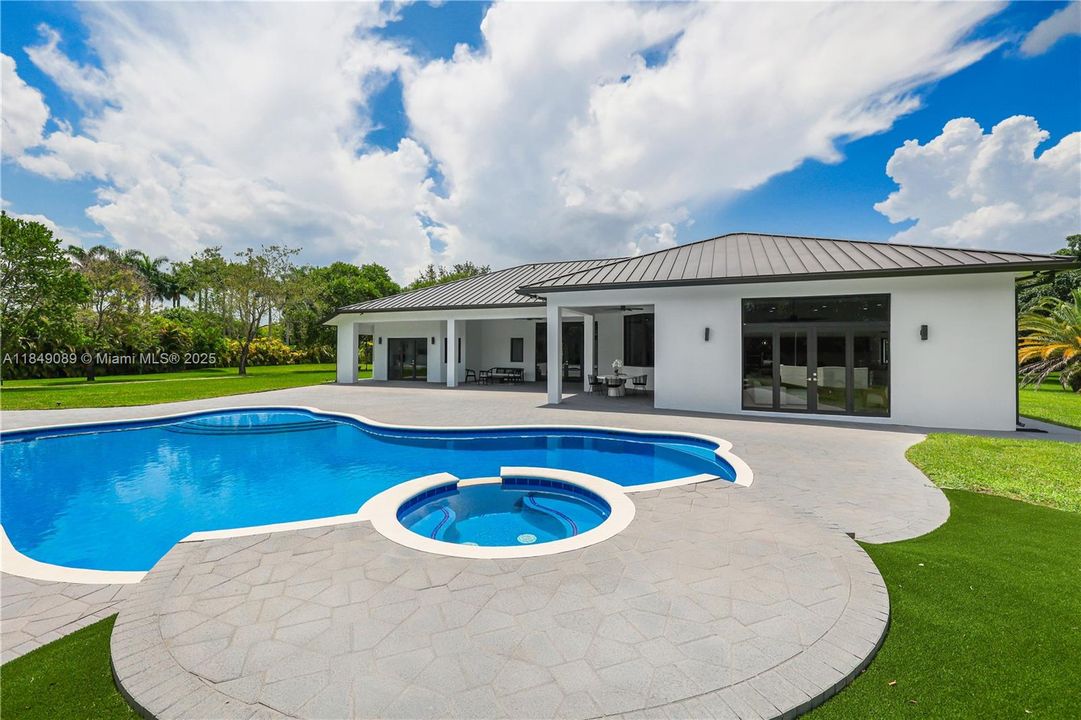 待售: $3,850,000 (7 贝兹, 8 浴室, 5027 平方英尺)