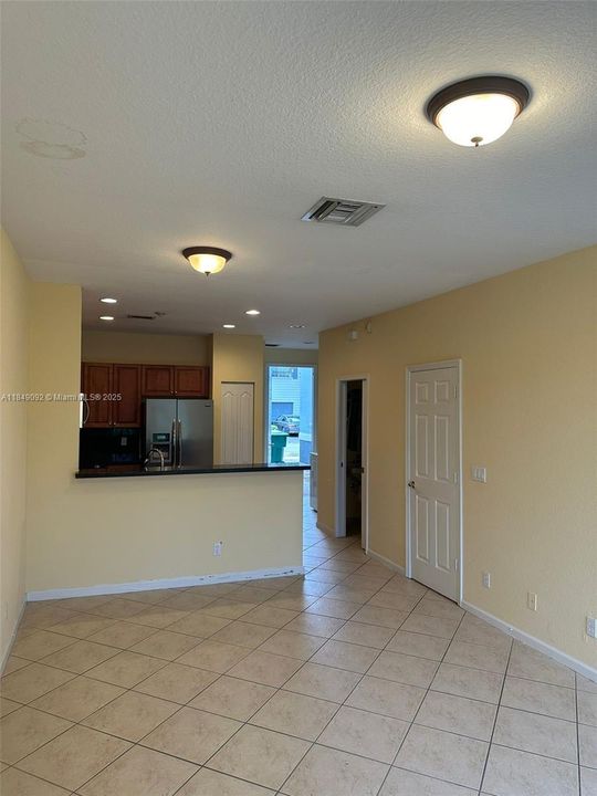 For Sale: $285,000 (2 beds, 2 baths, 1261 Square Feet)