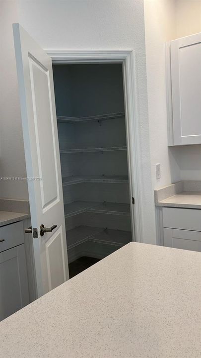 合同活跃: $1,800 (3 贝兹, 2 浴室, 1373 平方英尺)