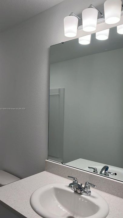 合同活跃: $1,800 (3 贝兹, 2 浴室, 1373 平方英尺)