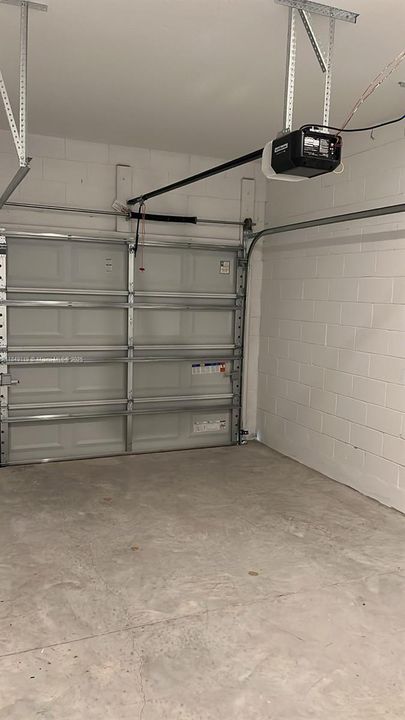 合同活跃: $1,800 (3 贝兹, 2 浴室, 1373 平方英尺)