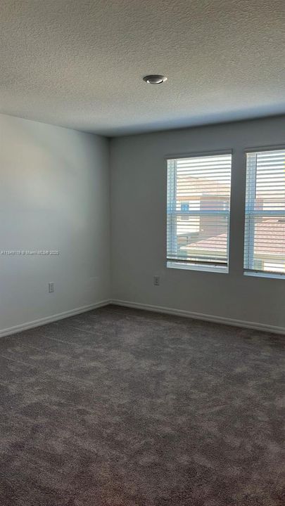 合同活跃: $1,800 (3 贝兹, 2 浴室, 1373 平方英尺)