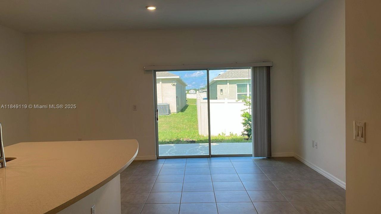 合同活跃: $1,800 (3 贝兹, 2 浴室, 1373 平方英尺)