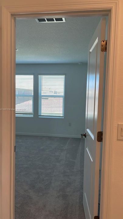 合同活跃: $1,800 (3 贝兹, 2 浴室, 1373 平方英尺)