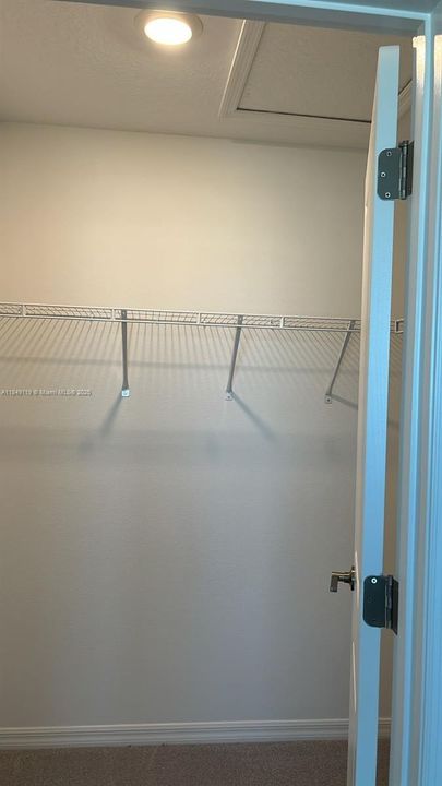 合同活跃: $1,800 (3 贝兹, 2 浴室, 1373 平方英尺)