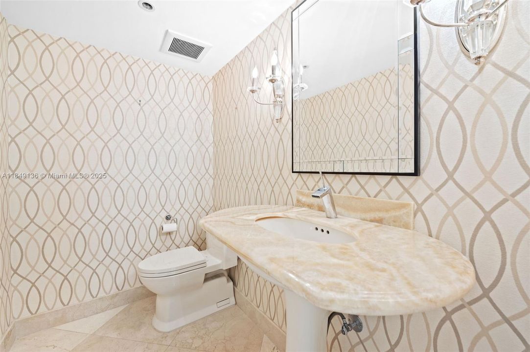 На продажу: $2,300,000 (3 спален, 2 ванн, 2675 Квадратных фут)