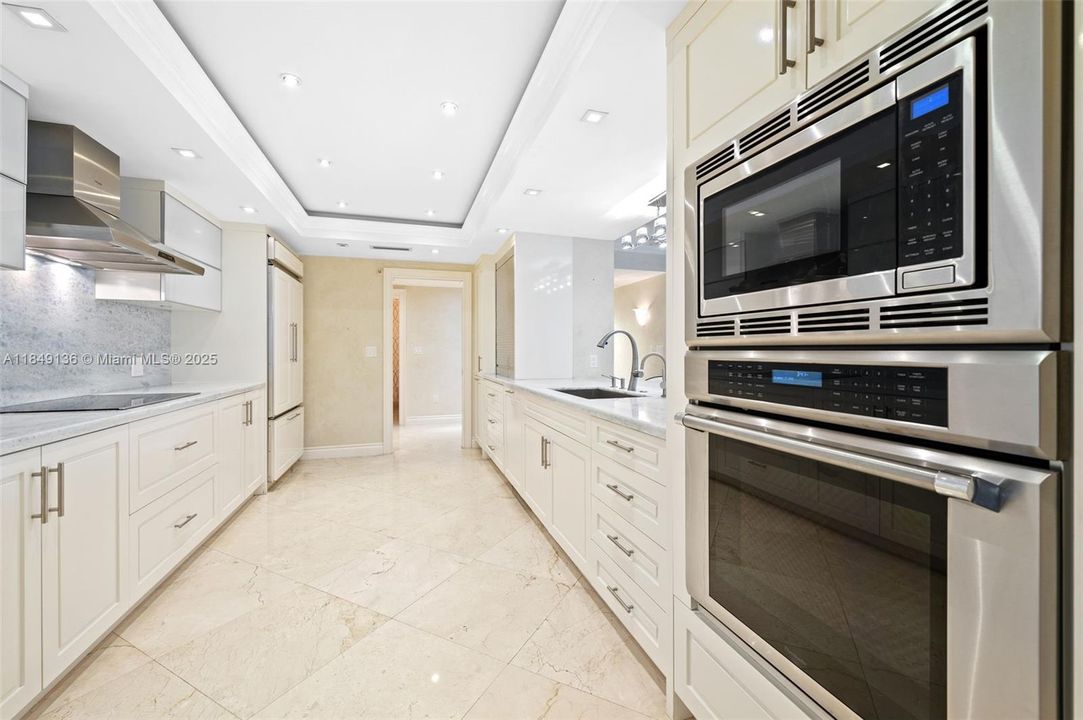 На продажу: $2,300,000 (3 спален, 2 ванн, 2675 Квадратных фут)