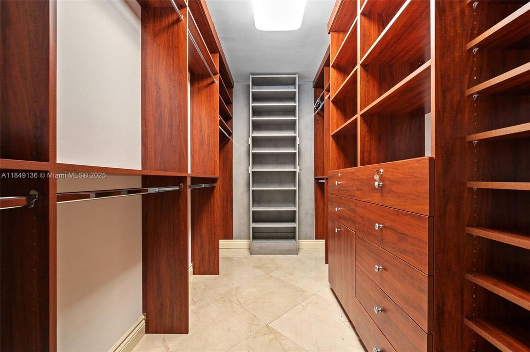 На продажу: $2,300,000 (3 спален, 2 ванн, 2675 Квадратных фут)