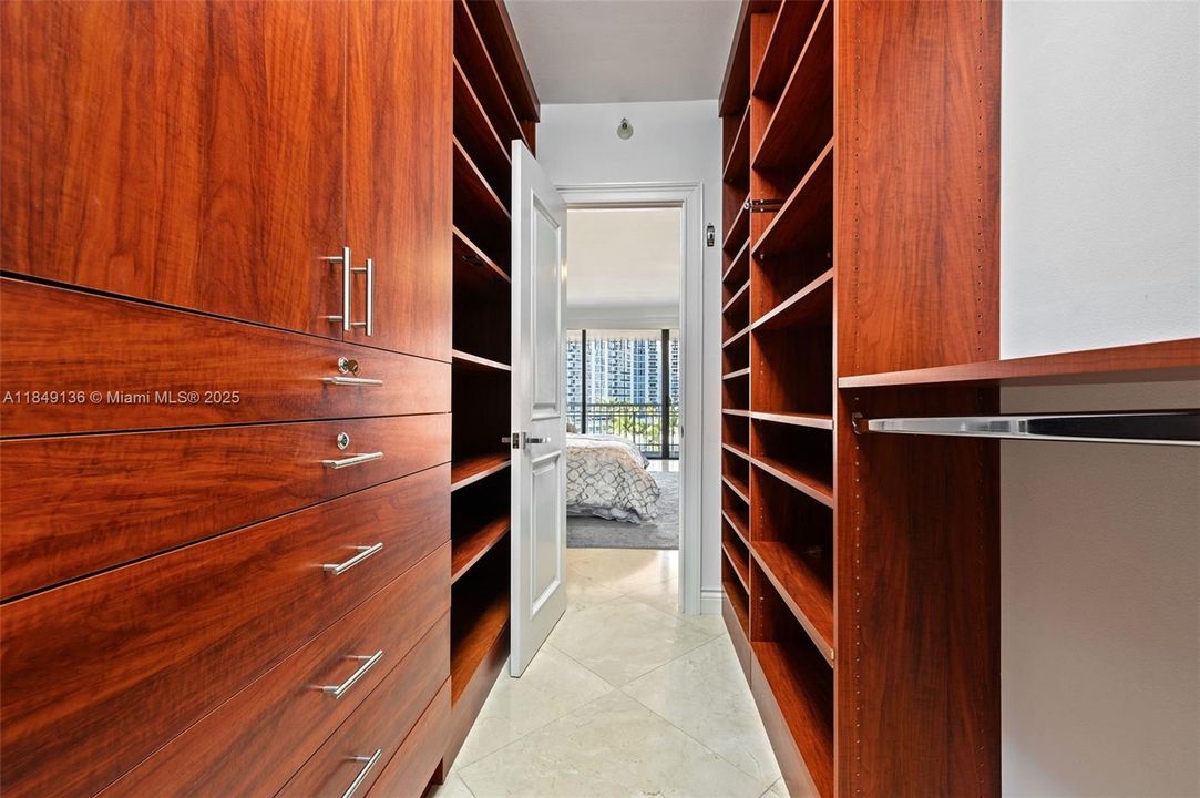 На продажу: $2,300,000 (3 спален, 2 ванн, 2675 Квадратных фут)