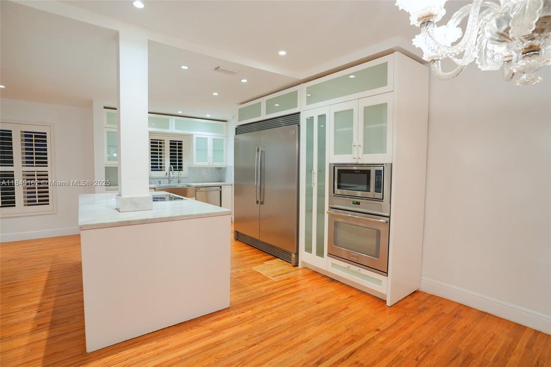 For Sale: $2,975,000 (3 beds, 2 baths, 1403 Square Feet)