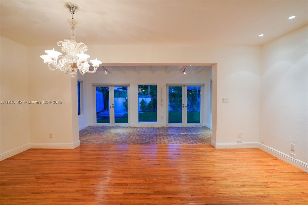 For Sale: $2,975,000 (3 beds, 2 baths, 1403 Square Feet)