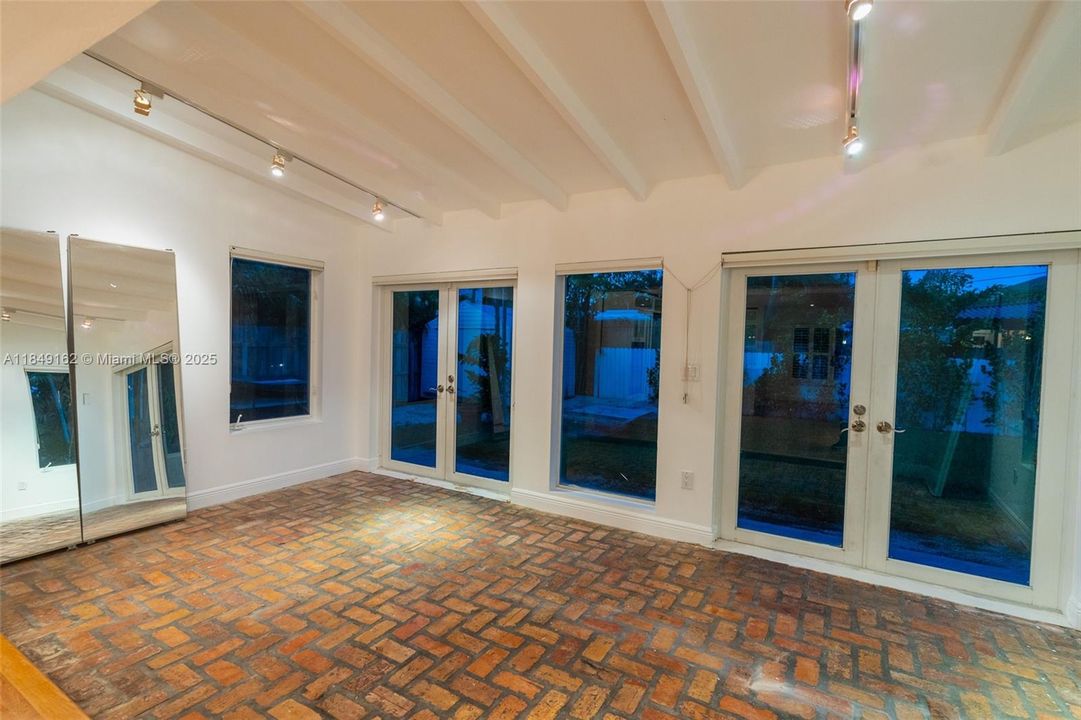 For Sale: $2,975,000 (3 beds, 2 baths, 1403 Square Feet)