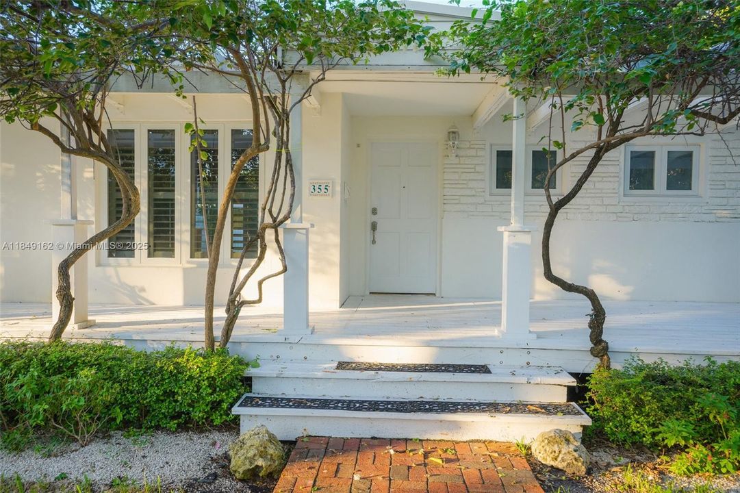 For Sale: $2,975,000 (3 beds, 2 baths, 1403 Square Feet)