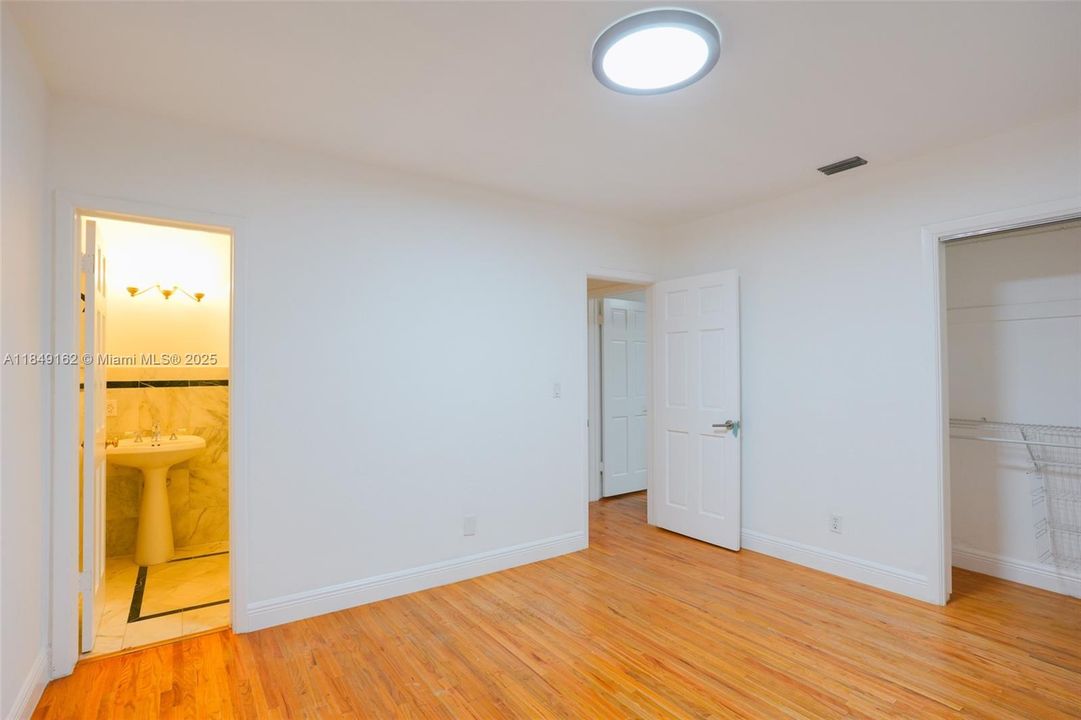 For Sale: $2,975,000 (3 beds, 2 baths, 1403 Square Feet)