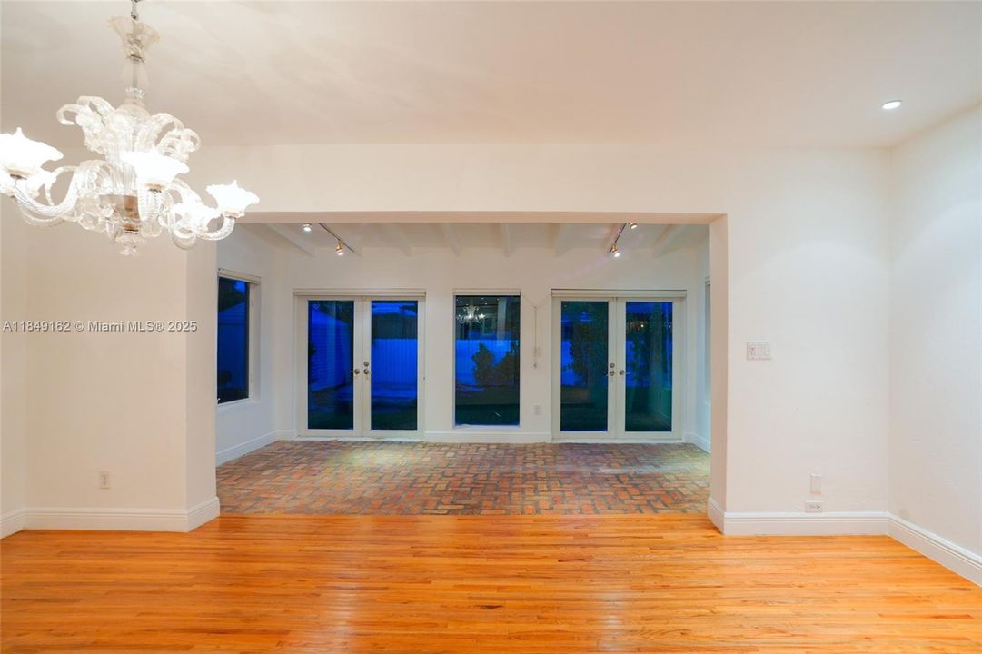 For Sale: $2,975,000 (3 beds, 2 baths, 1403 Square Feet)