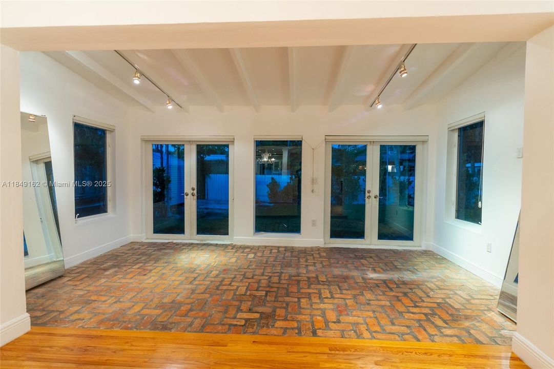 For Sale: $2,975,000 (3 beds, 2 baths, 1403 Square Feet)