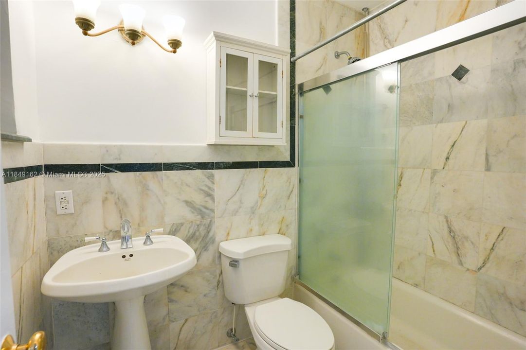 For Sale: $2,975,000 (3 beds, 2 baths, 1403 Square Feet)