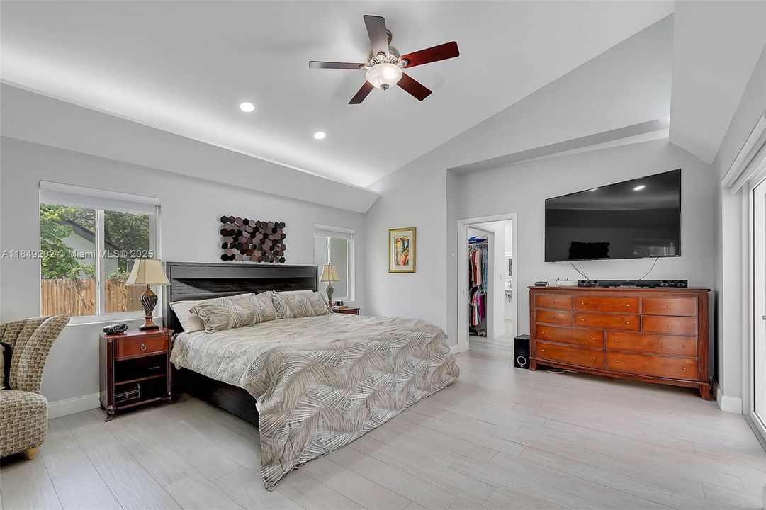 Recently Sold: $2,350,000 (4 beds, 3 baths, 3444 Square Feet)