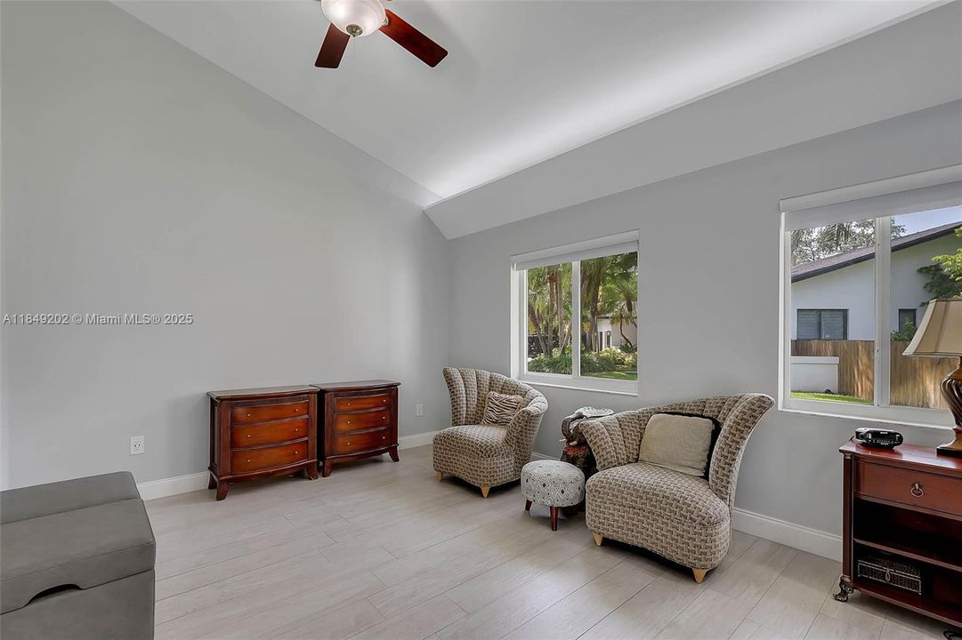 Recently Sold: $2,350,000 (4 beds, 3 baths, 3444 Square Feet)