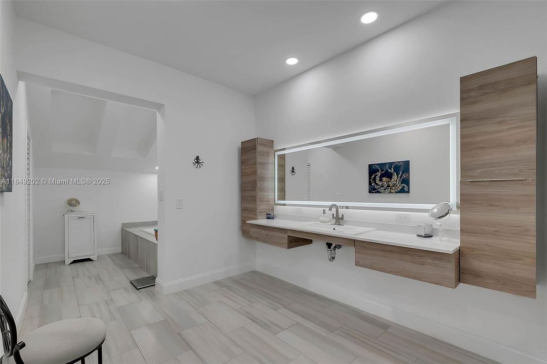 Recently Sold: $2,350,000 (4 beds, 3 baths, 3444 Square Feet)