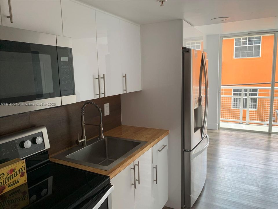 For Sale: $215,000 (1 beds, 1 baths, 555 Square Feet)