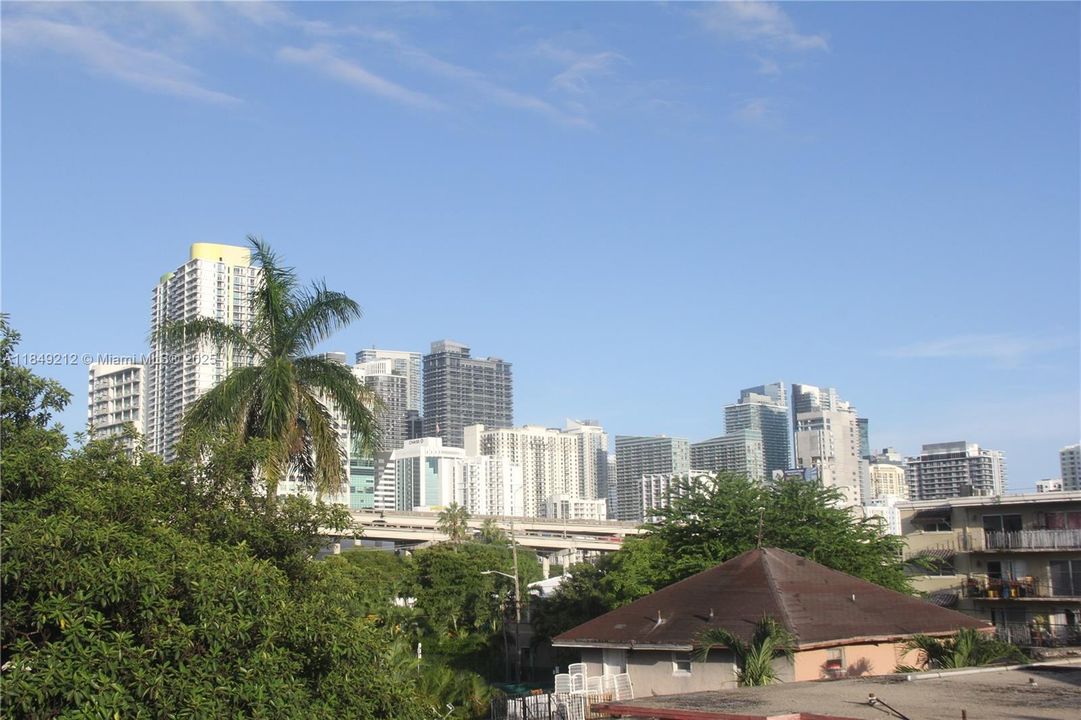 For Sale: $215,000 (1 beds, 1 baths, 555 Square Feet)