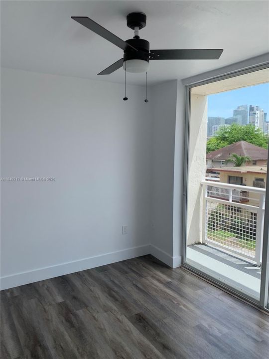 For Sale: $215,000 (1 beds, 1 baths, 555 Square Feet)