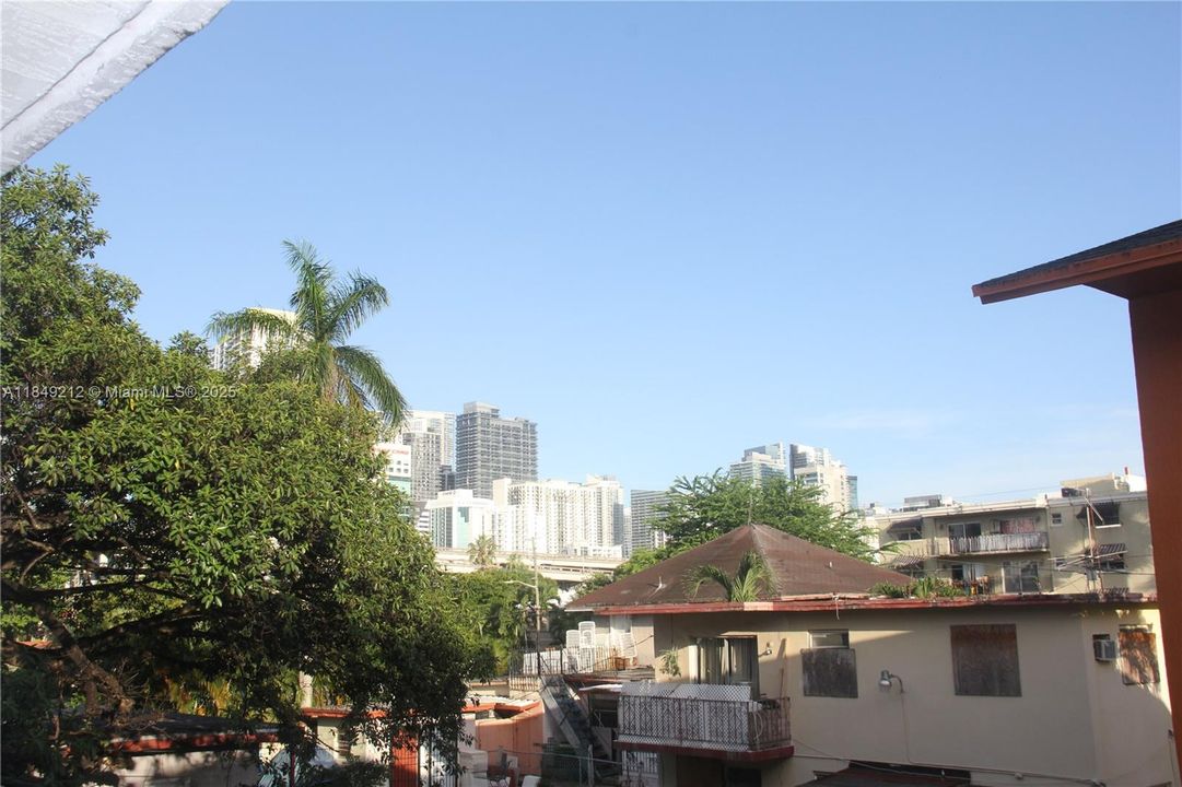 For Sale: $215,000 (1 beds, 1 baths, 555 Square Feet)