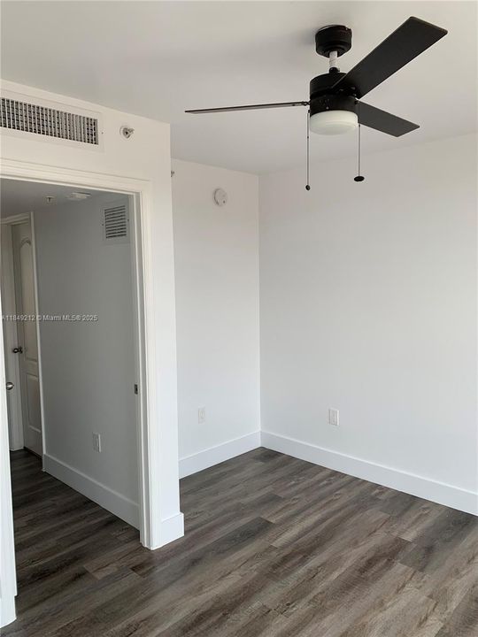 For Sale: $215,000 (1 beds, 1 baths, 555 Square Feet)