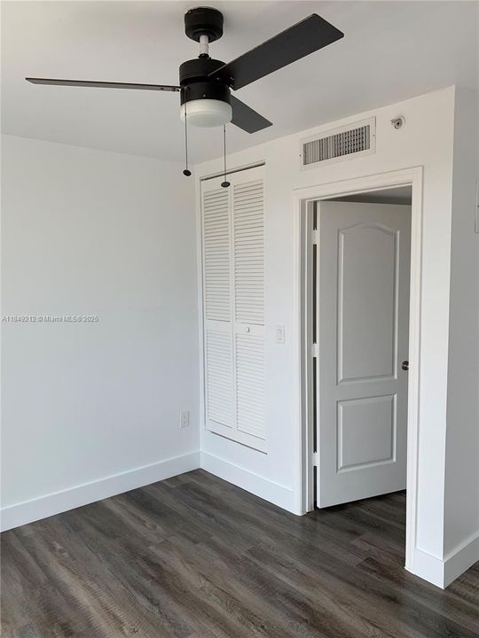 For Sale: $215,000 (1 beds, 1 baths, 555 Square Feet)