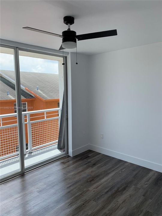 For Sale: $215,000 (1 beds, 1 baths, 555 Square Feet)