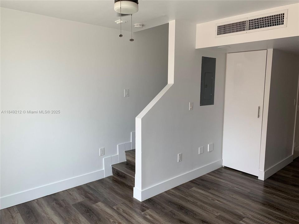 For Sale: $215,000 (1 beds, 1 baths, 555 Square Feet)