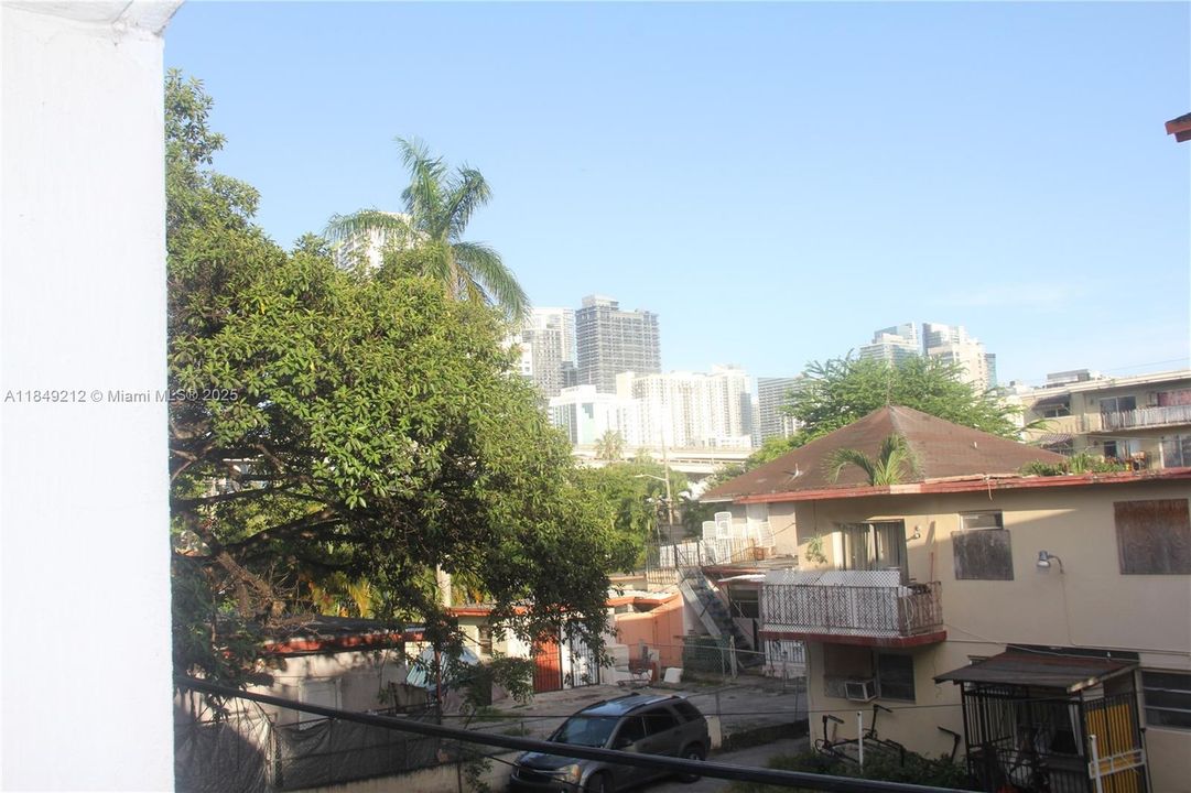 For Sale: $215,000 (1 beds, 1 baths, 555 Square Feet)