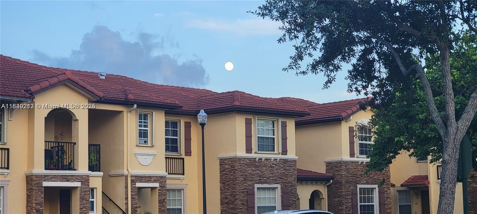 For Sale: $258,900 (2 beds, 2 baths, 1069 Square Feet)