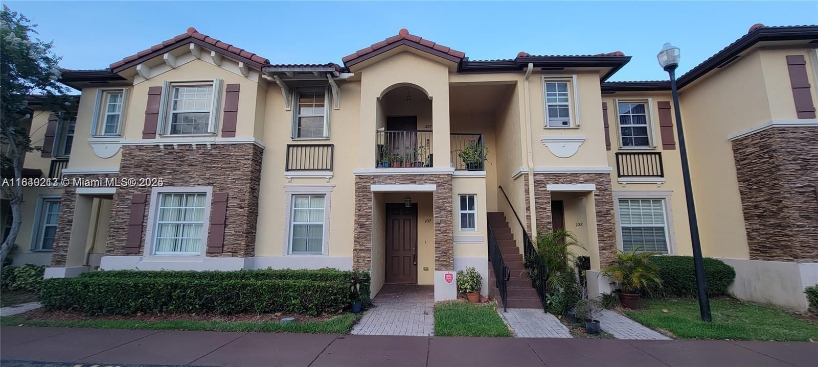 For Sale: $258,900 (2 beds, 2 baths, 1069 Square Feet)