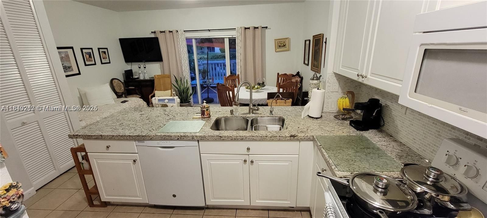 For Sale: $258,900 (2 beds, 2 baths, 1069 Square Feet)