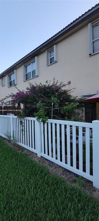 For Sale: $258,900 (2 beds, 2 baths, 1069 Square Feet)