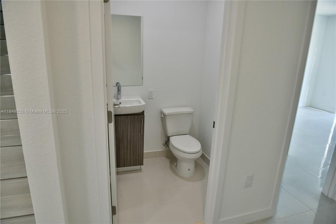 Active With Contract: $3,000 (5 beds, 4 baths, 1902 Square Feet)