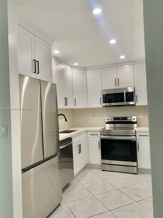 Active With Contract: $229,900 (1 beds, 1 baths, 740 Square Feet)