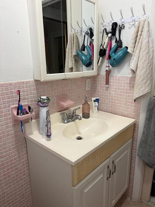 待售: $149,999 (1 贝兹, 1 浴室, 770 平方英尺)