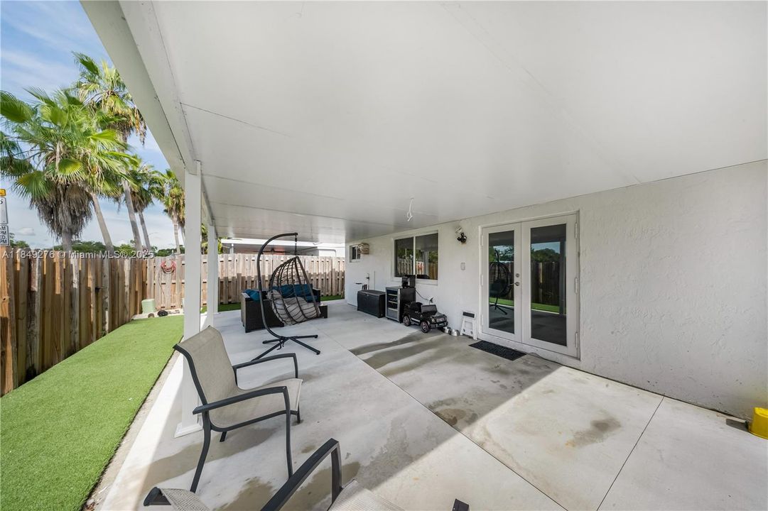 For Sale: $599,000 (3 beds, 2 baths, 1425 Square Feet)